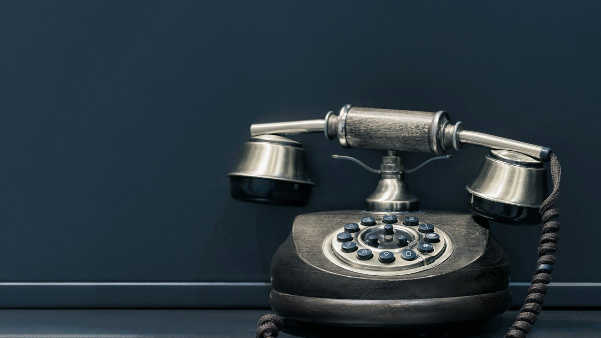 Customer support operations manager monitoring real-time omnichannel ticketing metrics and SLAs