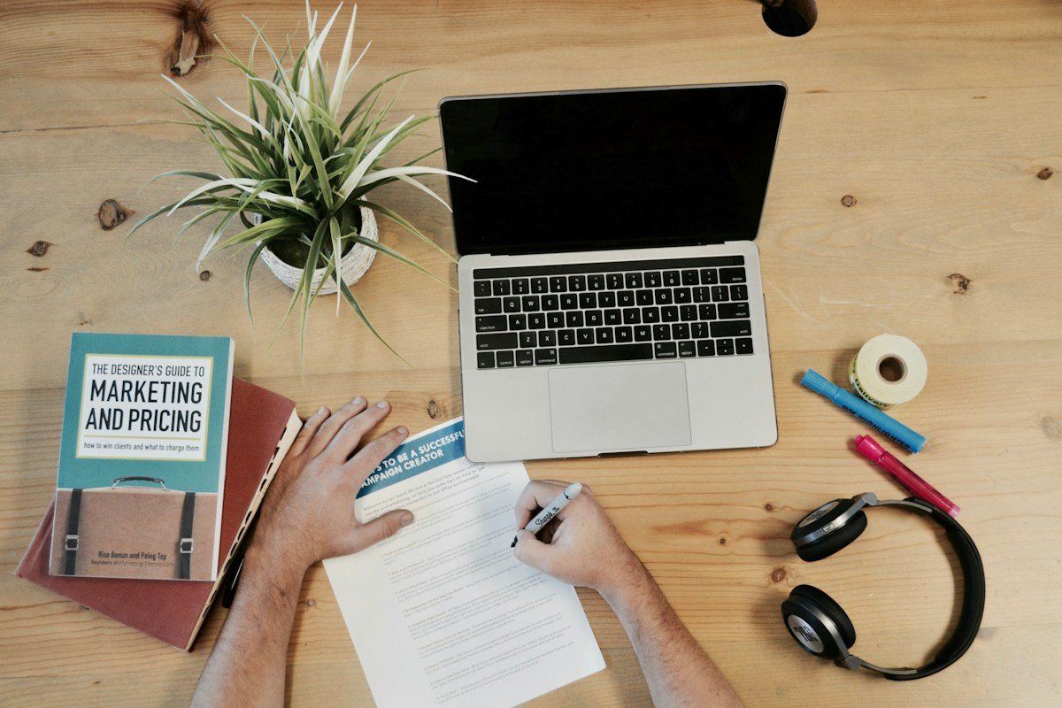 Search marketing director mapping full-funnel content clusters and closed-loop revenue attribution analytics